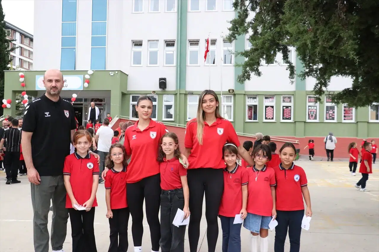 Samsunsporlu futbolcular okula yeni başlayan öğrencilerle buluştu