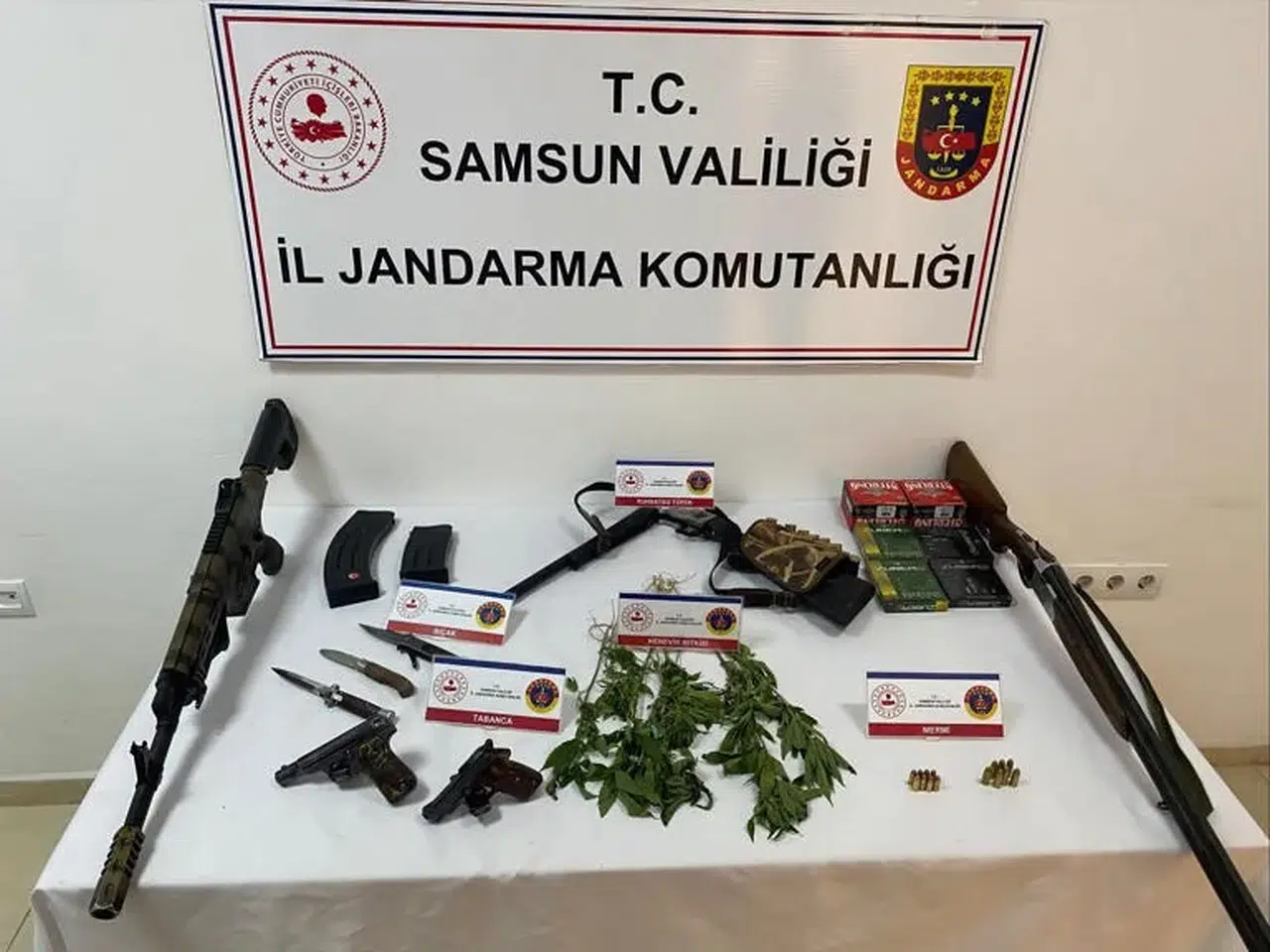Samsun'da uyuşturucu ve ruhsatsız silah operasyonunda 5 kişi yakalandı