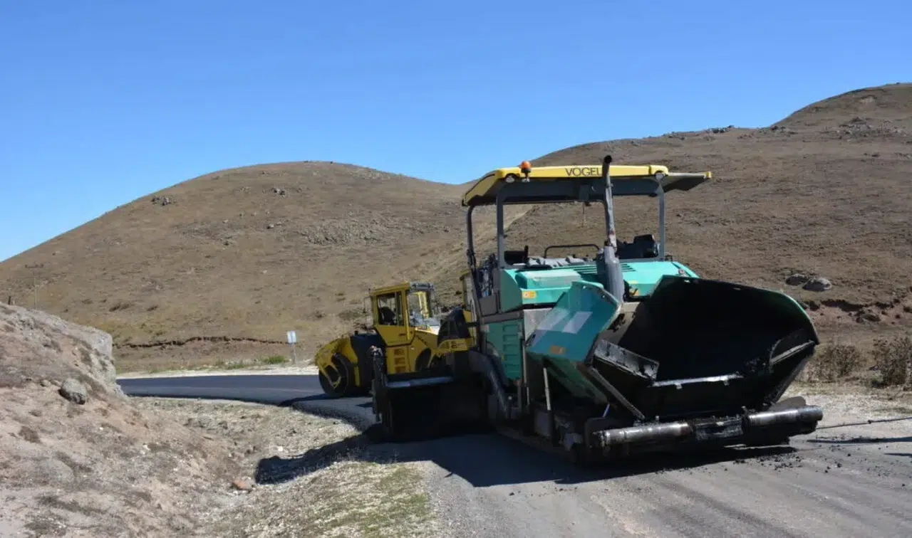 Başçiftlik yayla yollarında asfaltlama çalışması yapılıyor