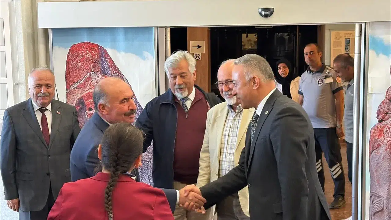 Tahtsız Önerdi: Işığın Hikayesi Sergisi