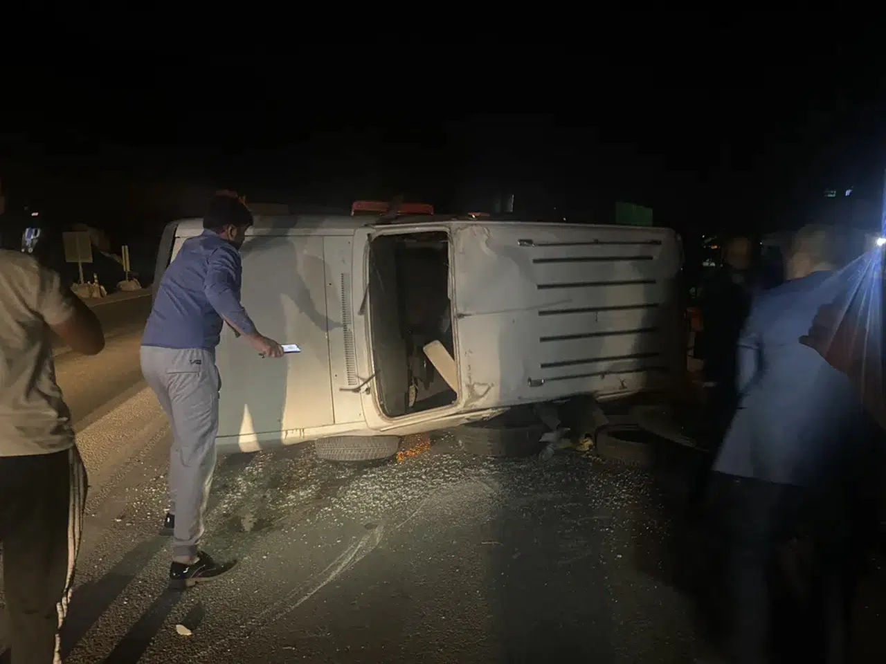 Devrilen Otomobildeki 2 Kişi Yaralandı