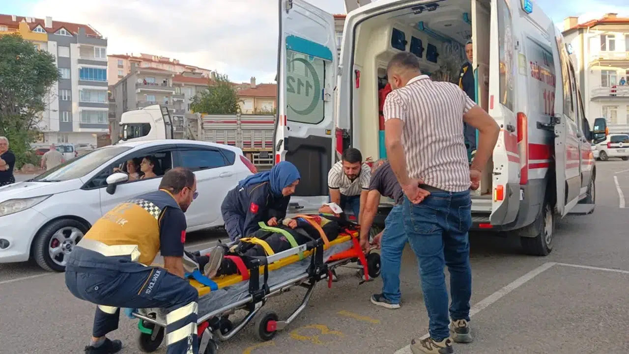 Otomobil Aydınlatma Direğine Çarptı: 2 Yaralı