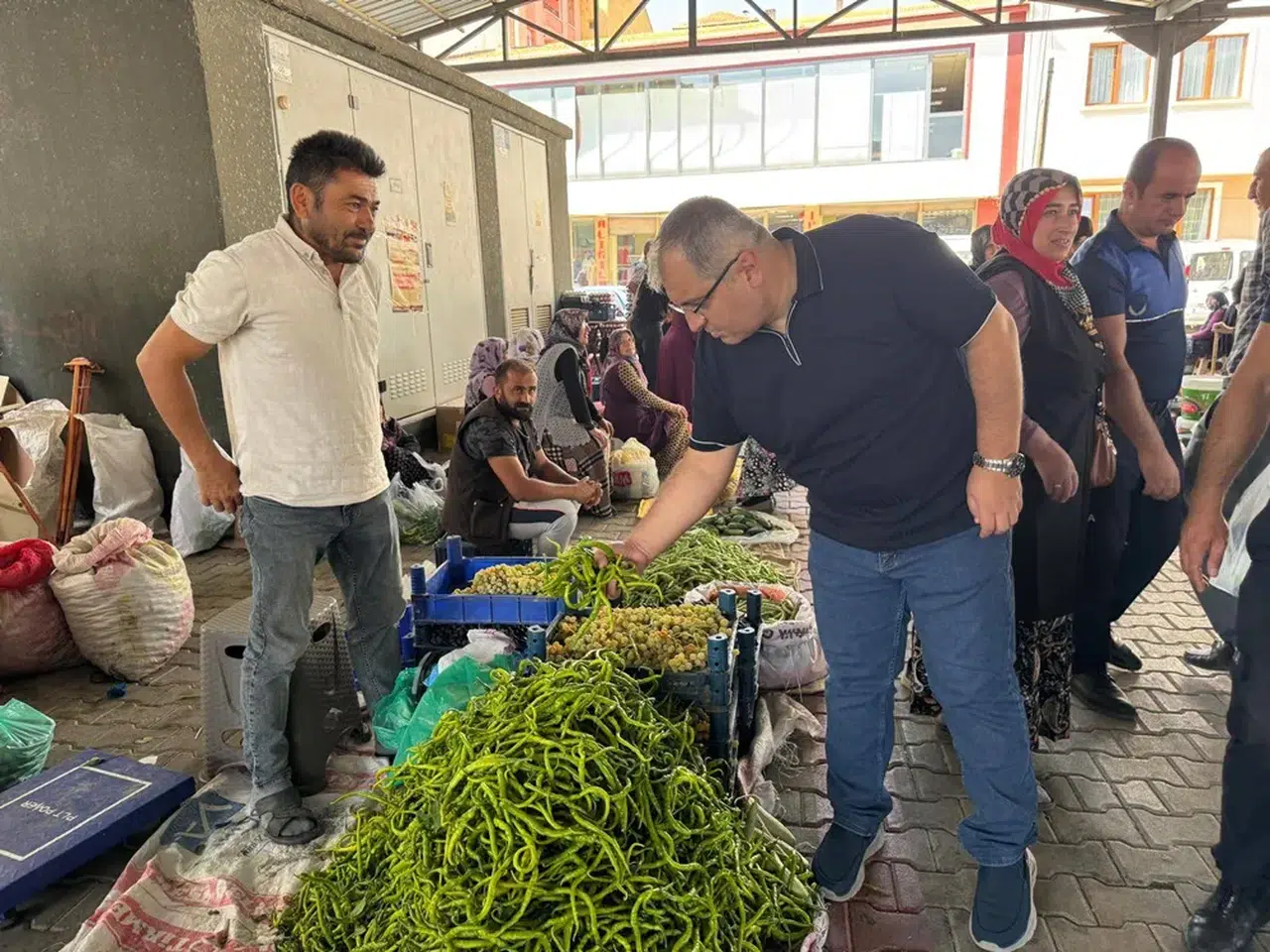Ünlü, Pazarcılarla Bir Araya Geldi