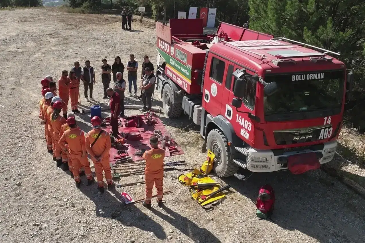 Bolu'da akredite derneklere orman yangınıyla mücadele eğitimi verildi