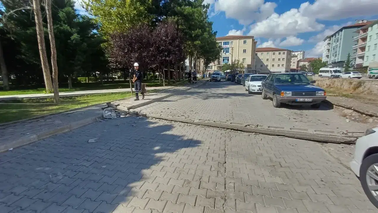 Sungurlu'da Elektrik Direkleri Devrildi