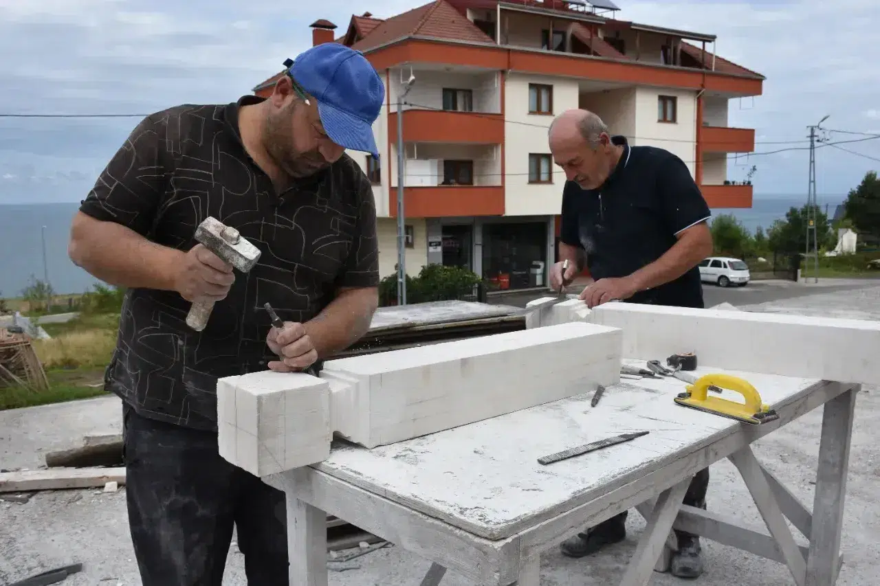 Yılın ahisi seçilen taş oyma ustası mesleğini oğullarıyla sürdürüyor