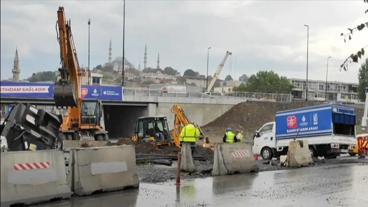 Fatih’te İSKİ’nin çalışması sırasında su borusu patladı