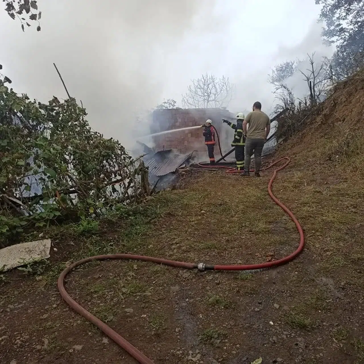 Artvin'de tırın hatalı sollaması araç kamerasınca kaydedildi