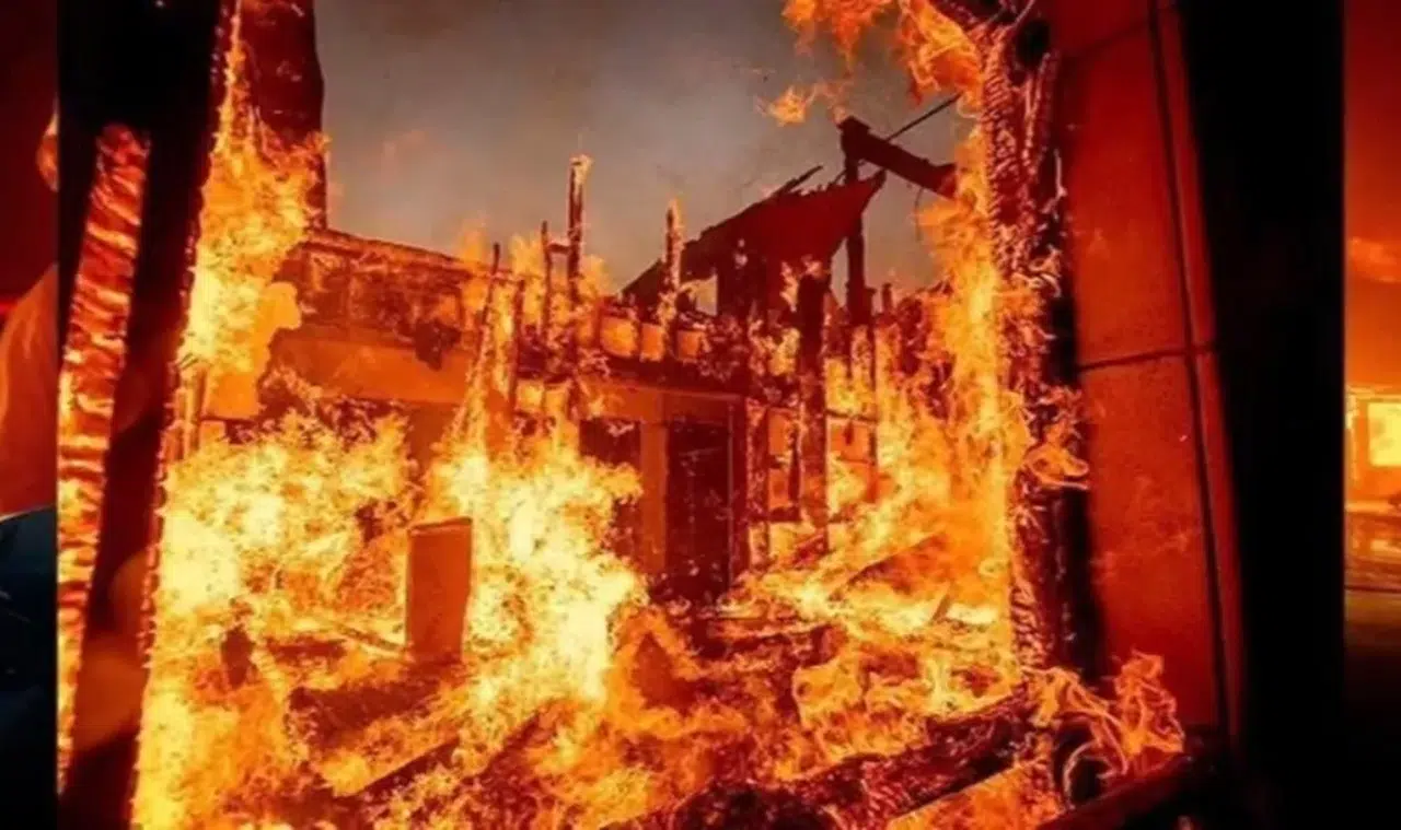 Aniden Alev Aldı, 3 Ev Küle Döndü