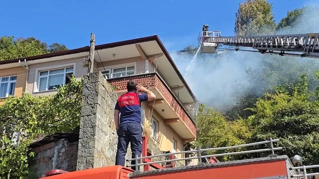 Zonguldak'ta 3 katlı binanın çatı katında çıkan yangın söndürüldü