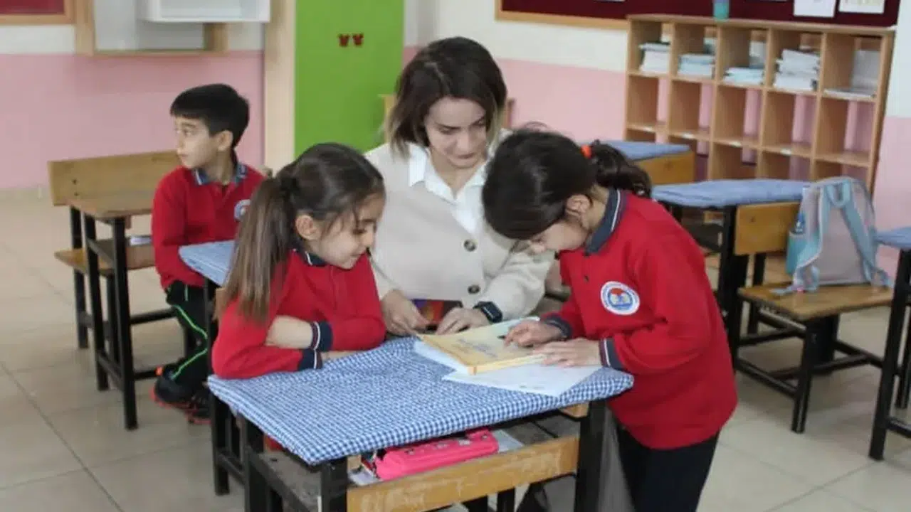 Kaymakam Nayman Öğrencilerle Sıraları Paylaştı