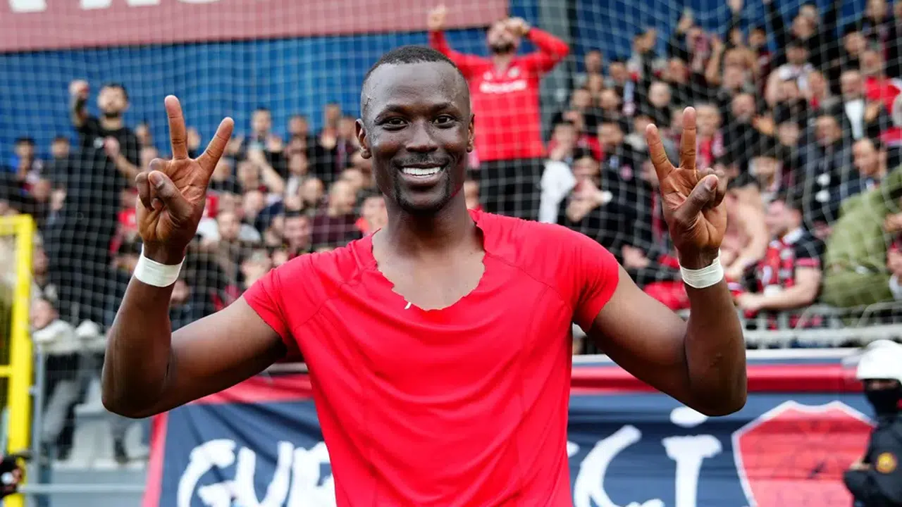 Thiam Taraftar ile Bütünleşti