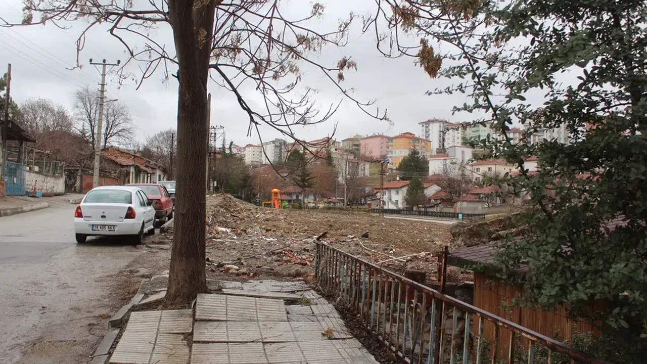 Kaldırım Yayalara Kapalı!