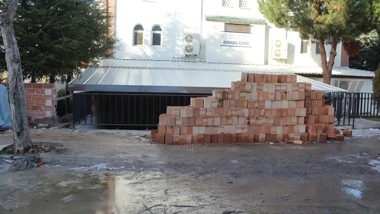 Buhara Camii Önündeki Su Birikintileri Ulaşımı Olumsuz Etkiliyor