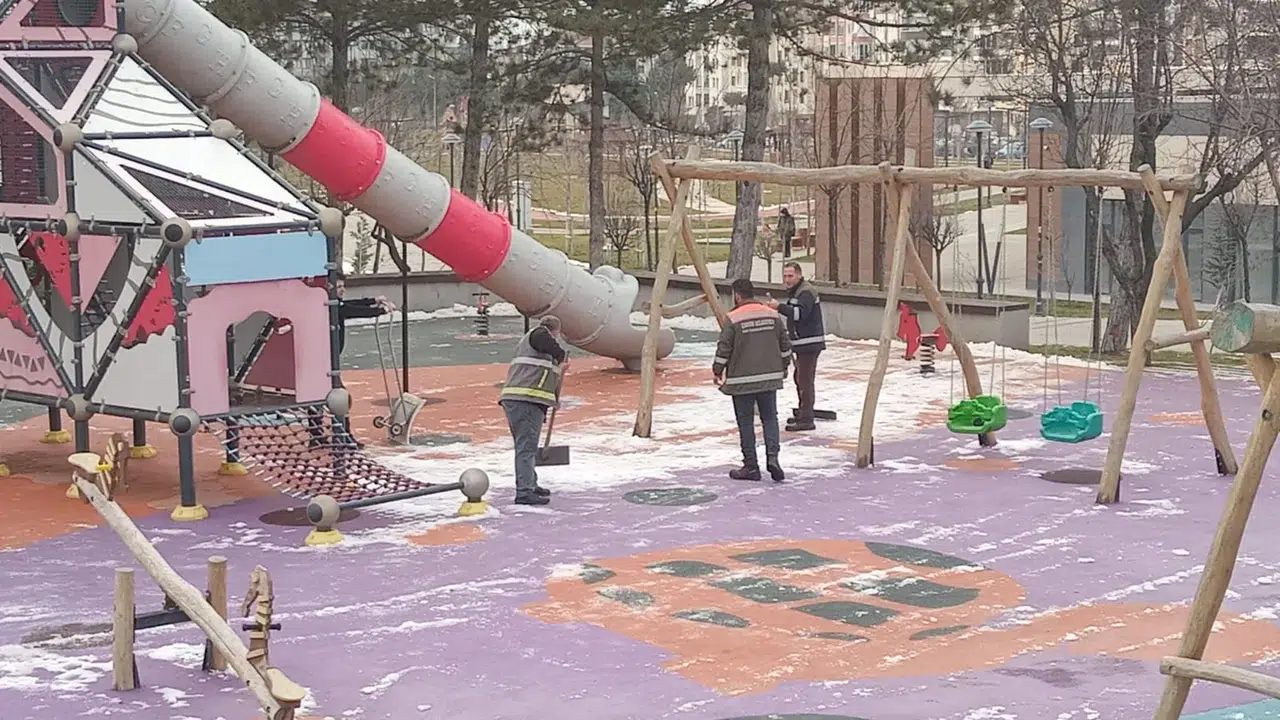 Parklar Kar Sonrası Sosyal Yaşama Hazırlanıyor