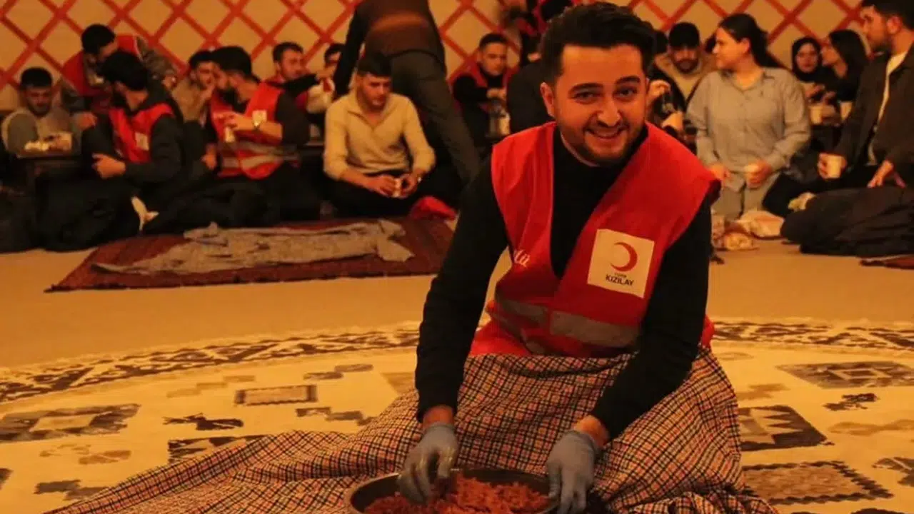 Genç Kızılay Genel Başkanı Gönüllülerle Buluştu