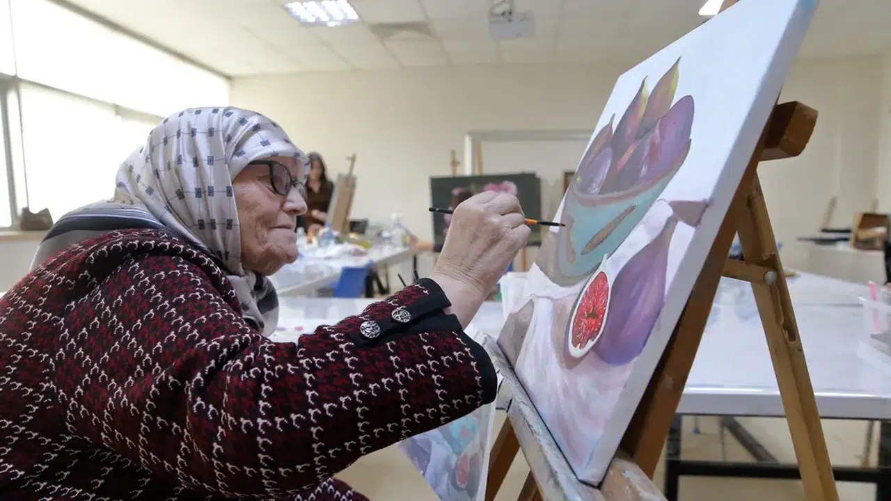 81’lik Teyze, Azmiyle Gençlere Taş Çıkarıyor