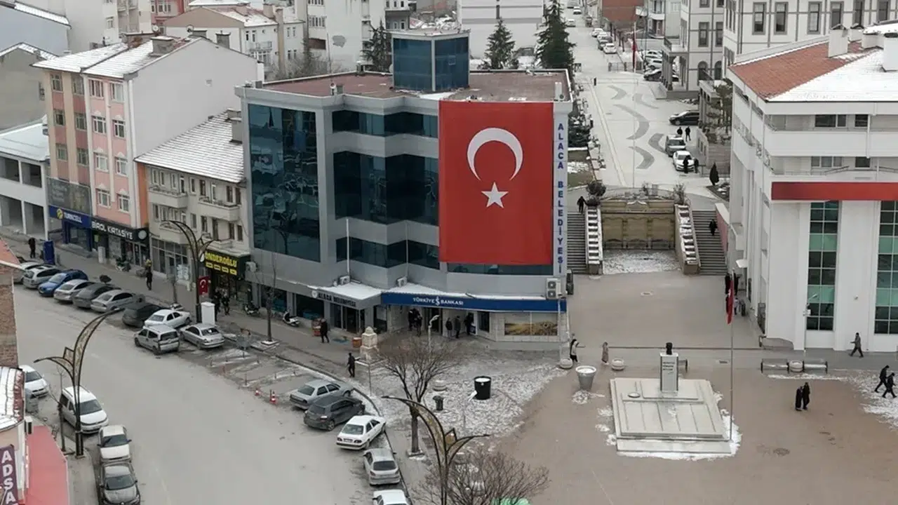 Alaca Belediyesi Dev Türk Bayrağı Astı
