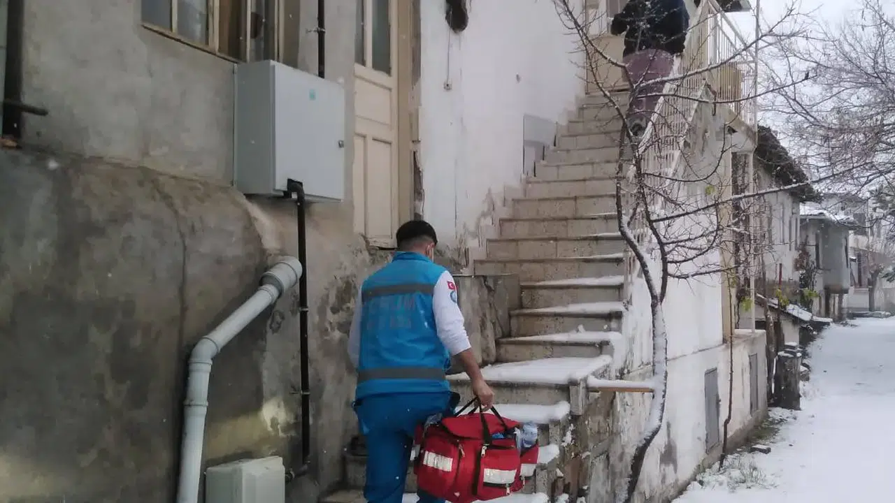 Ekipler Kışın En Sert Günlerinde Bile Kapı Kapı Şifa Dağıtıyor