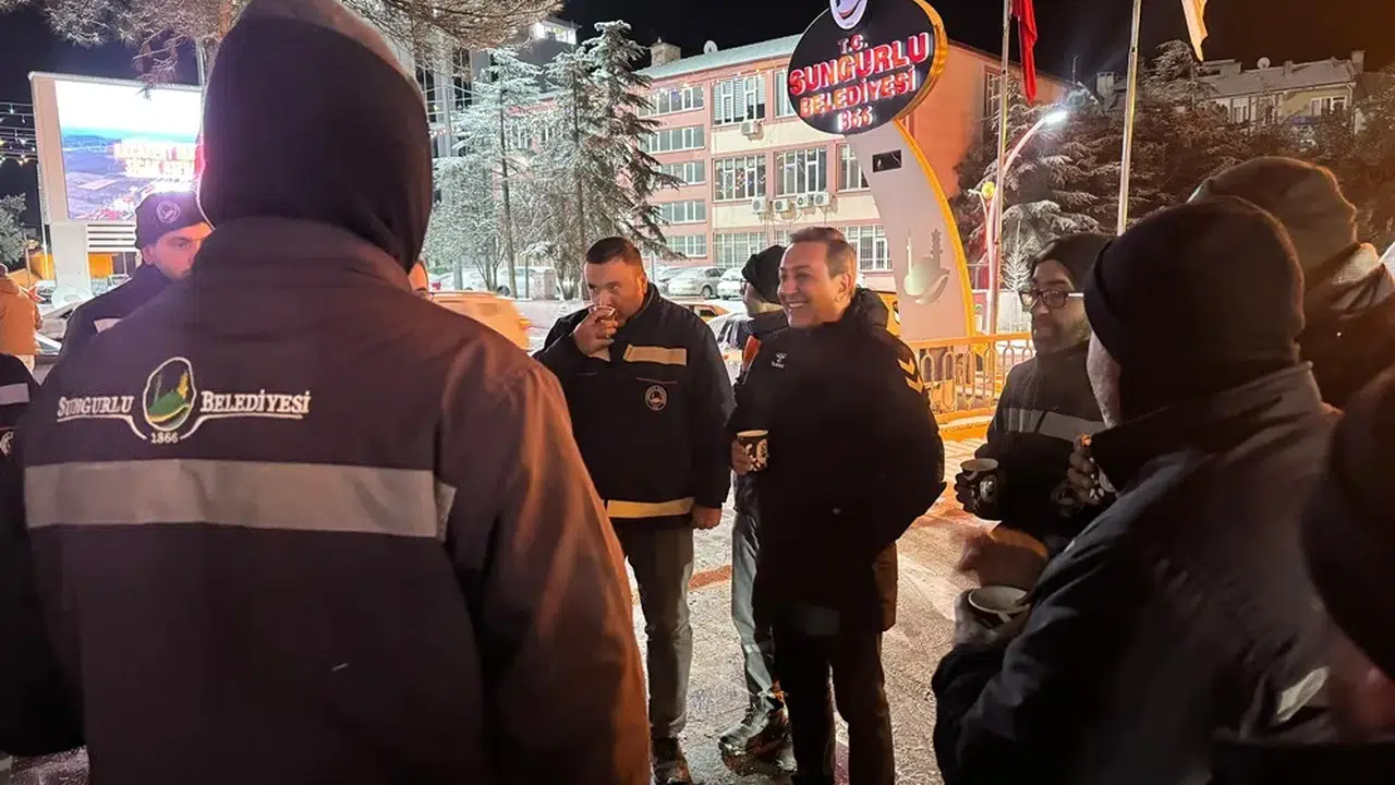 Dere'den Karla Mücadele Ekiplerine Sıcak Kahve İkramı