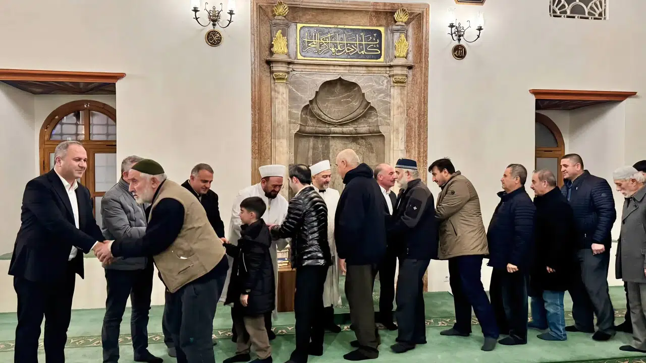 Camiler Doldu Taştı, Eller Semaya Kalktı