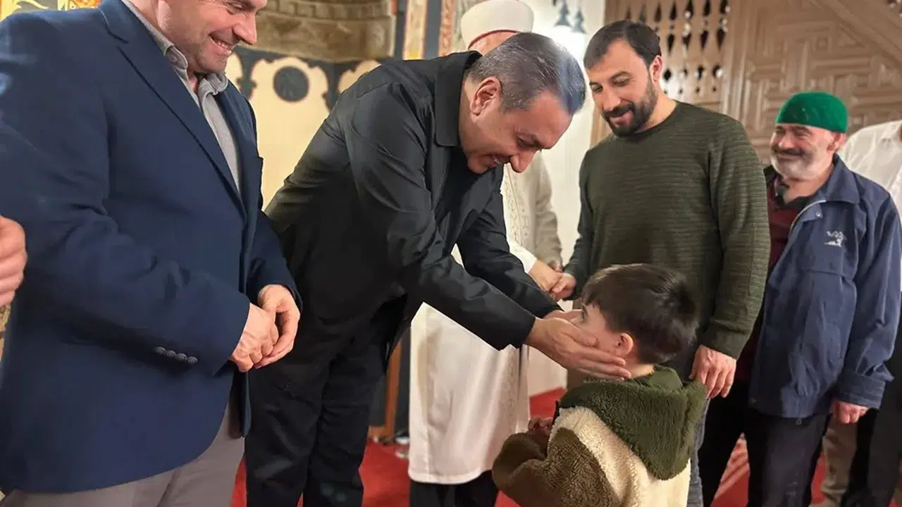 Dere, Vatandaşlara Kandil Simidi İkram Etti