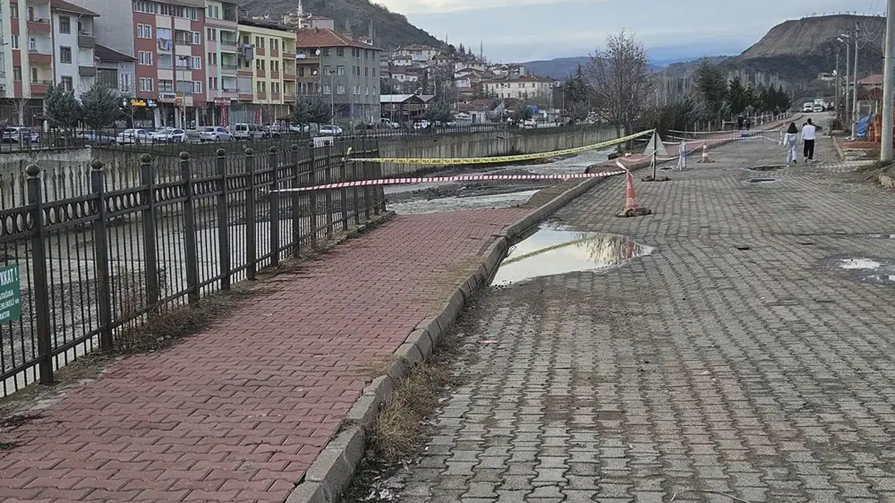 Büyük Gürültüyle Yıkıldı