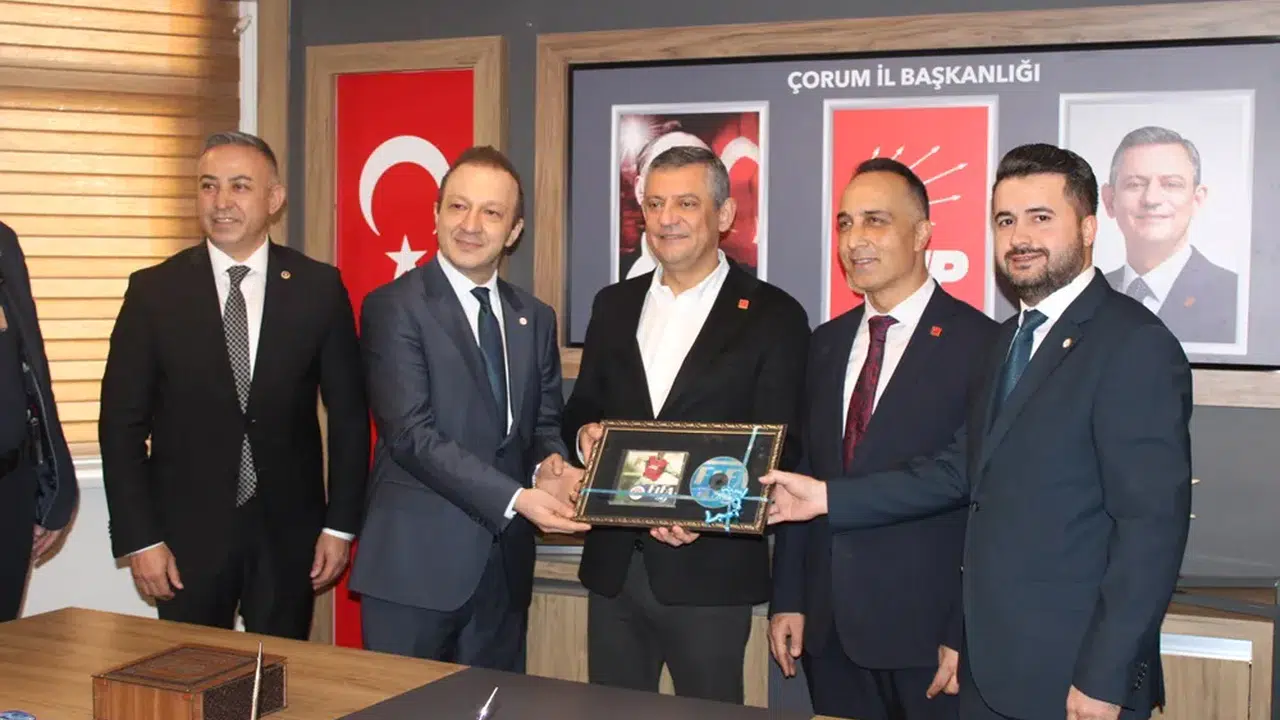 Eczacılardan Özgür Özel’e Anlamlı Hediye