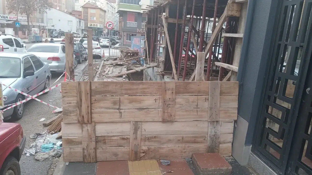 İnşaat Çalışması Kaldırımı Geçişe Kapattı