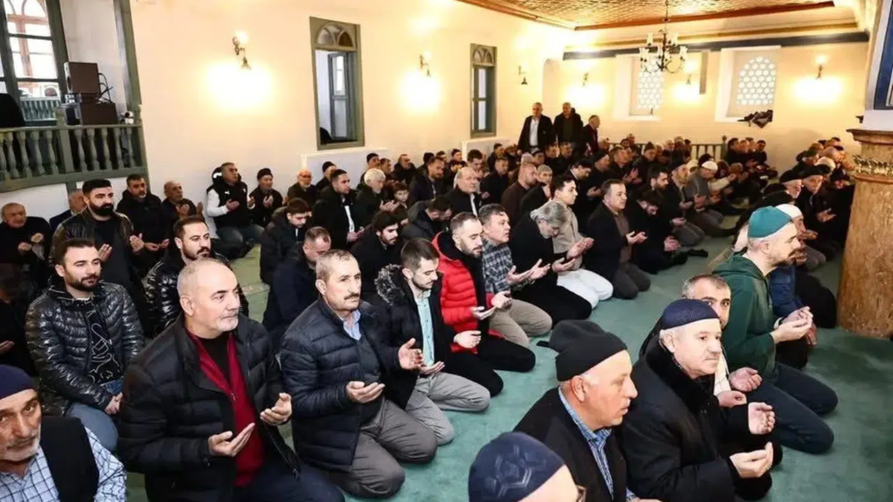 Dualar Deprem Şehitleri İçin