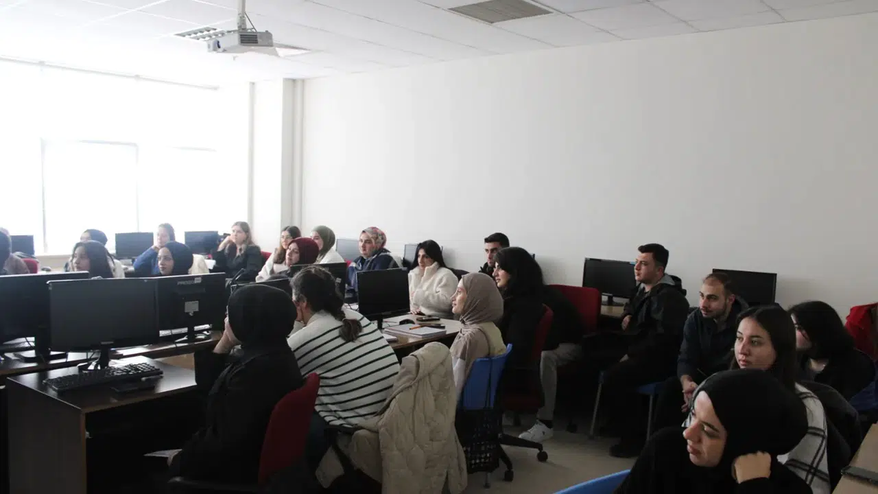 Eczane Teknisyeni Eğitimleri Sürüyor