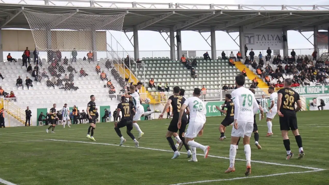 Serik Önünde Sahayı Rakibine Dar Eden Oyun