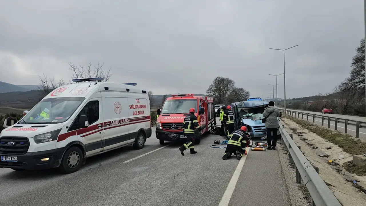 Minibüs, TIR’a Ok Gibi Saplandı