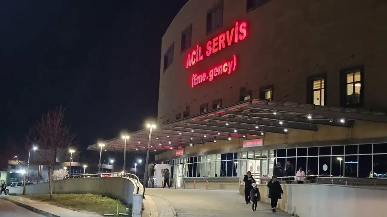 Devrilen Traktörün Altında Kalan Sürücü Yaralandı