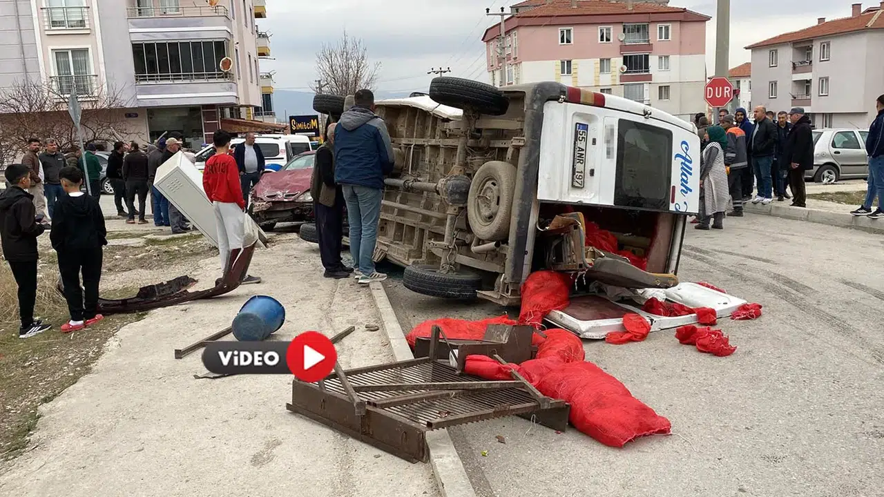 Minibüs İle Otomobil Birbirine Girdi, Yaralılar Var