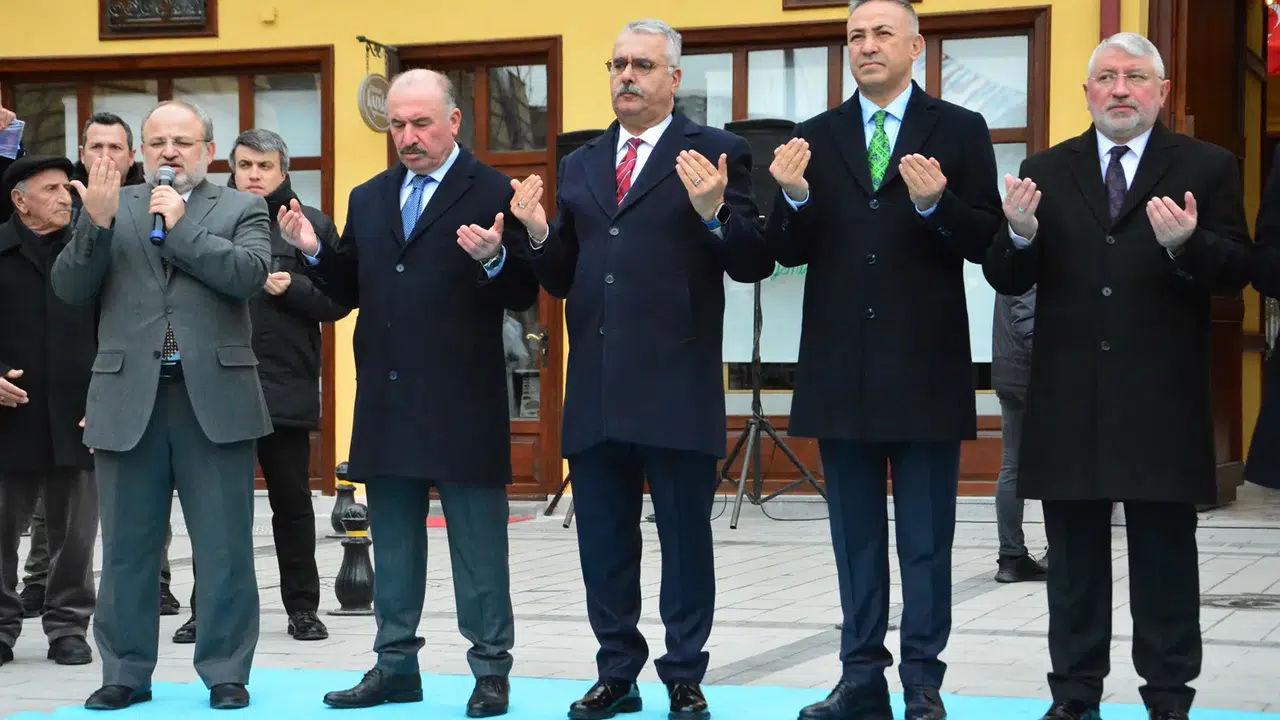 Bayramlaşma Yeni Meydanda Yapıldı