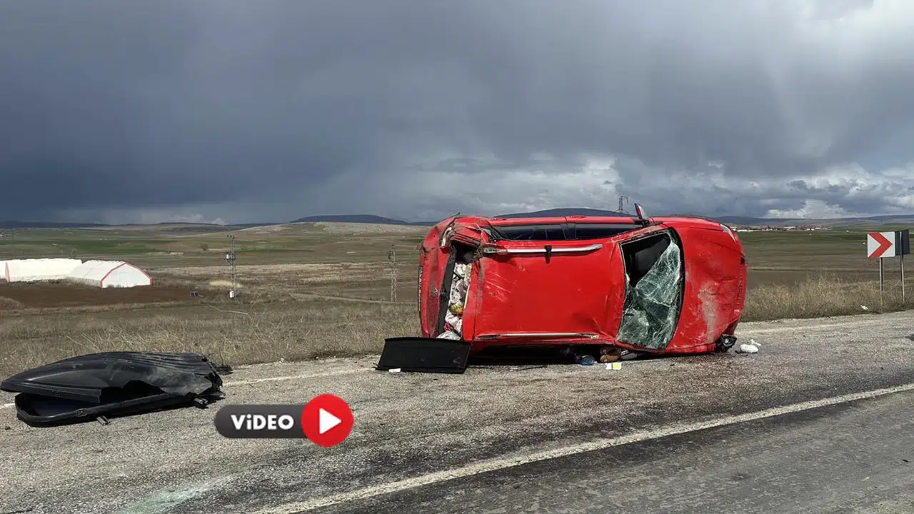 Çorum'da Devrilen Otomobildeki 3 Kişi Yaralandı