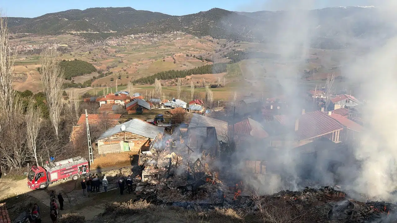 Çorum'da Çıkan Yangında 2 Ev İle Ambar Zarar Gördü