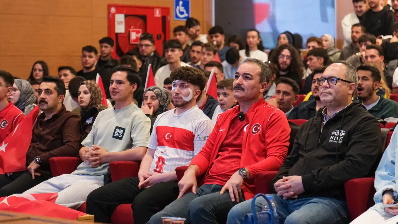 Üniversiteli Gençler Maçı Böyle Takip Etti