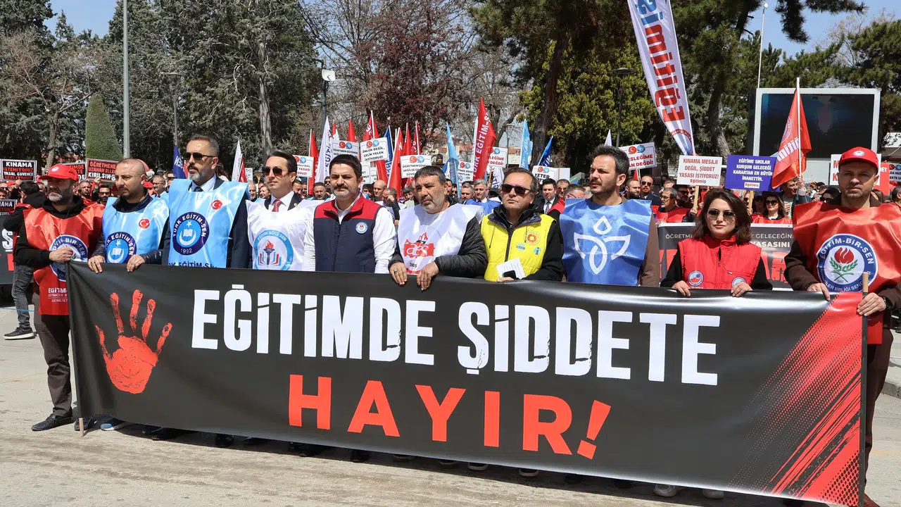 Çorum’da Eğitimciler Şiddete Karşı Meydanlarda