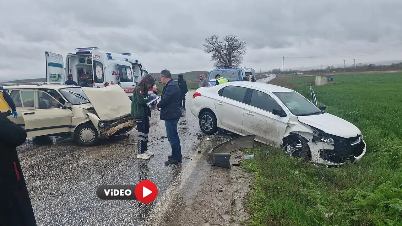 Kaygan Yolda Kafa Kafaya Çarpıştılar