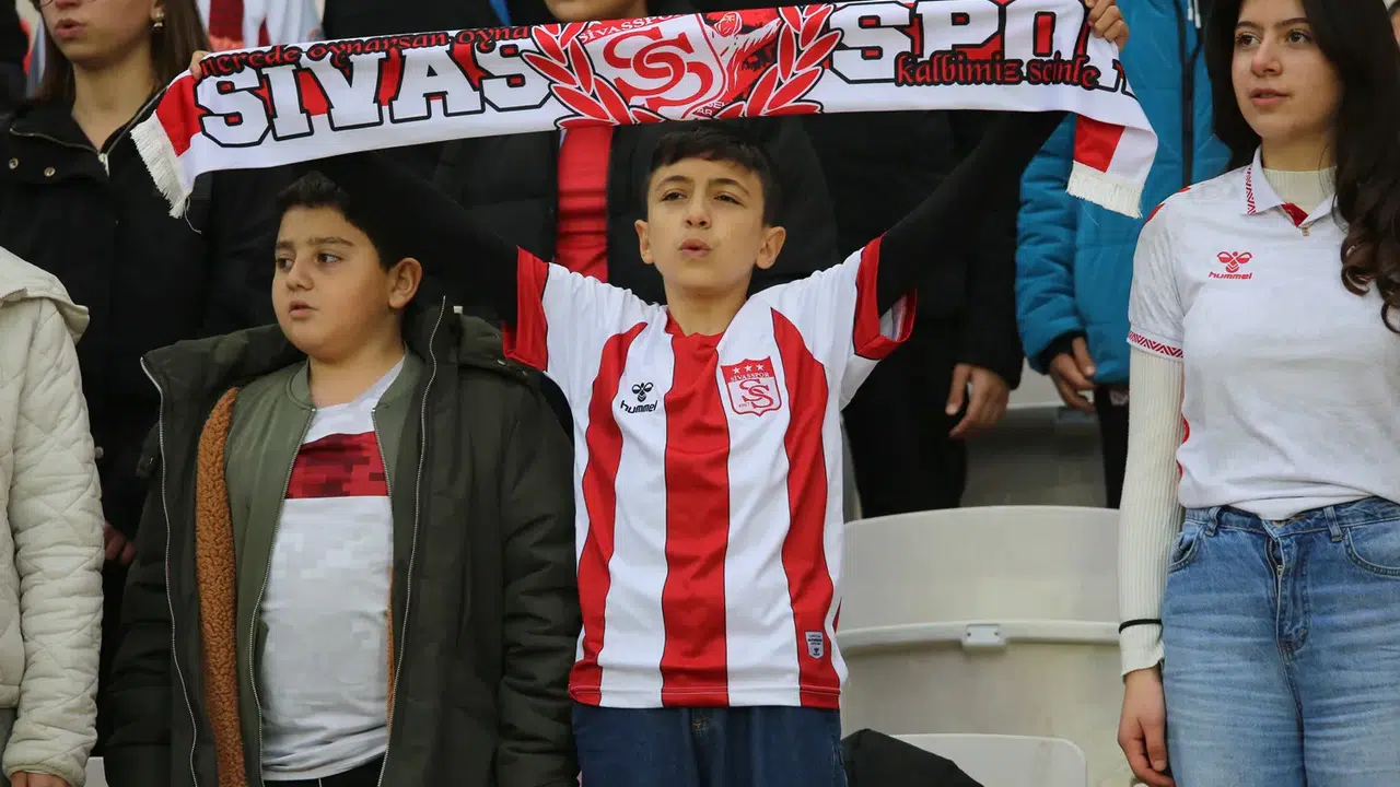 Deplasman Tribünü Doluyor Mu ?