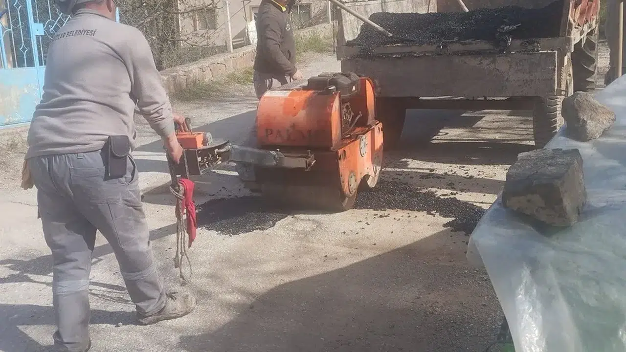 Oğuzlar’da Bozulan Yollara Yama Yapılıyor