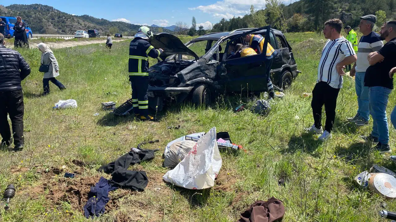 Otomobil Kontrolden Çıktı, Yaralılar Var