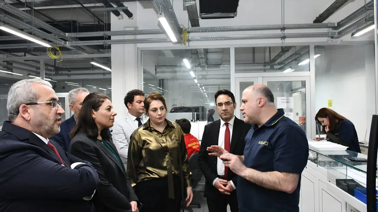 Eğitim ile Sektörü Buluşturan Merkezi İncelediler