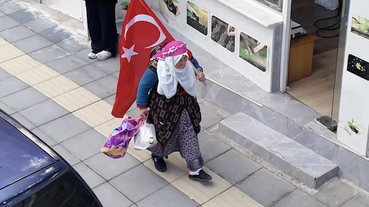 75 Yaşındaki Satı Teyzenin Bayrak Sevgisi