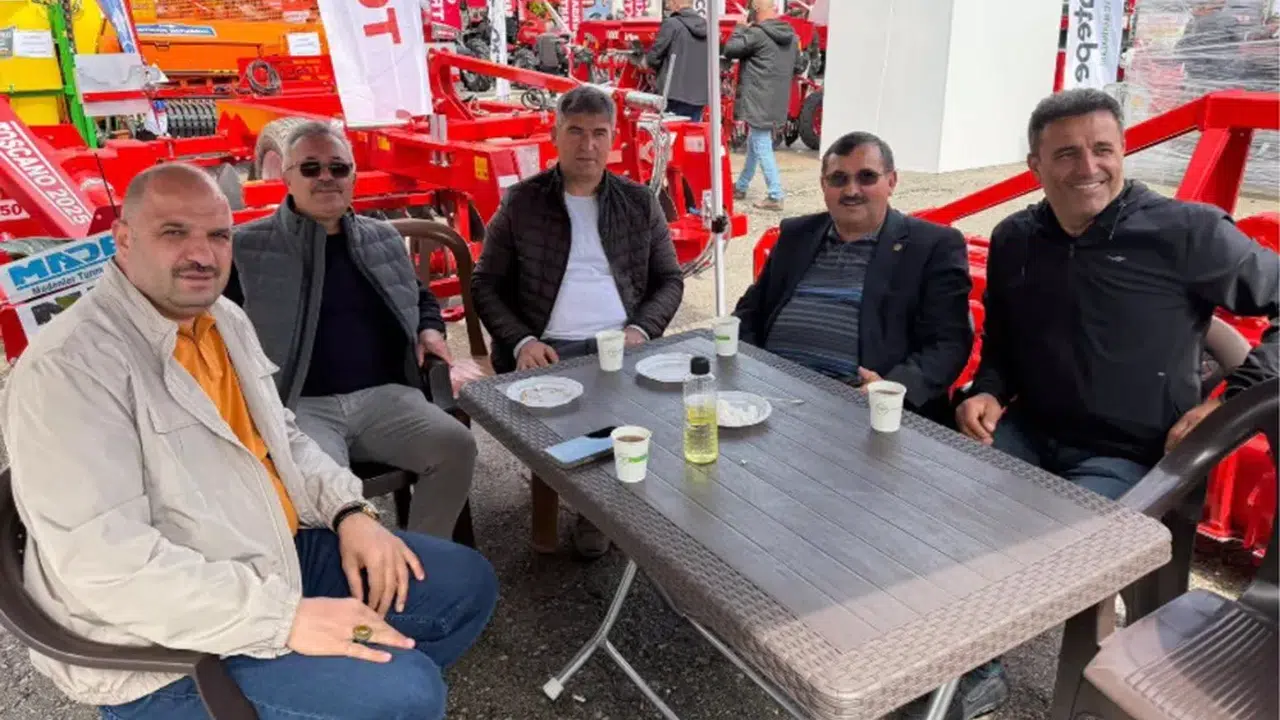 Özdemir, Üreticilerle Fuarda Bir Araya Geldi