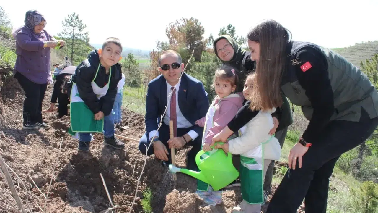 Minik Eller Toprağa Can Verdi