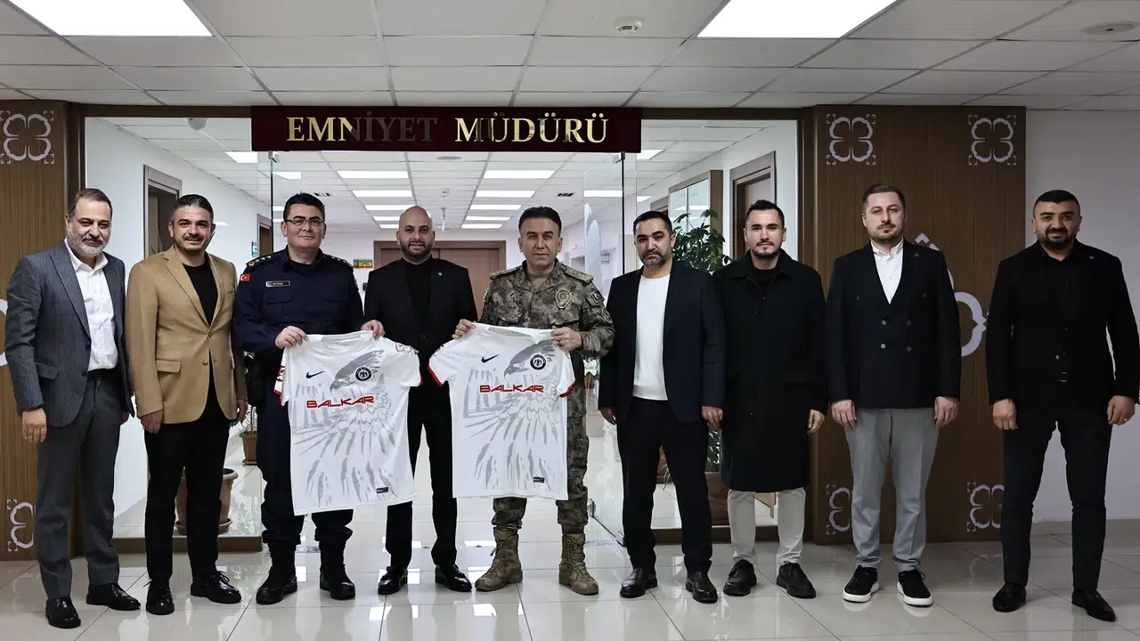 Kırmızı-Siyahlılardan İki Ziyaret