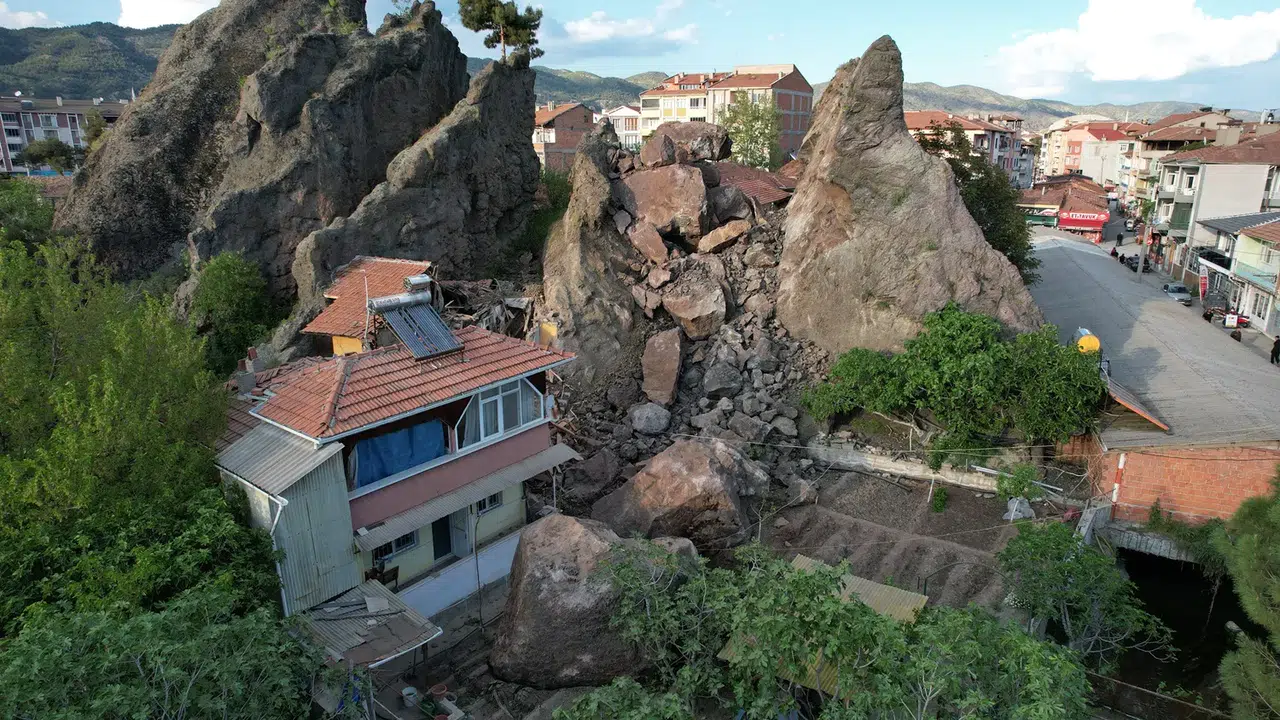 Kayalıklardan Kopan Parçalar Bir İş Yeri Ve 2 Eve Zarar Verdi